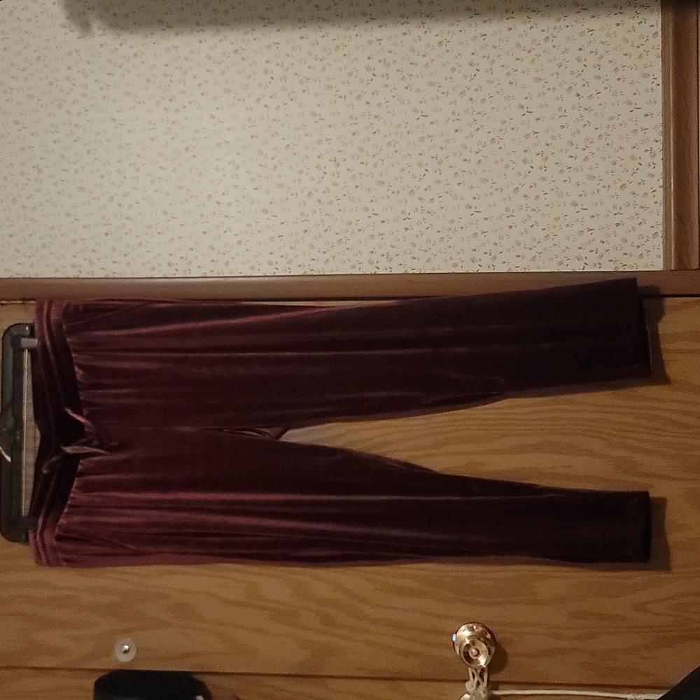 TORRID PLUS SIZE: TAPERED PULL ON PANT: STRETCH VELVET WINE: NWT: SZ 1